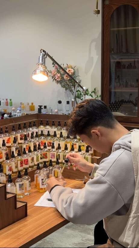 Hanoi: Vietnam Scents Perfumery Class - Building a professional formula