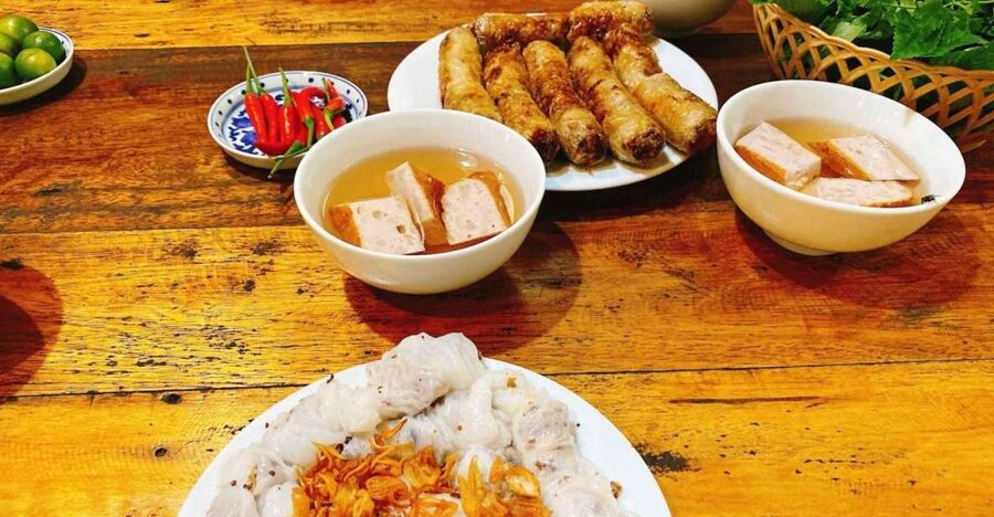 Hanoi: Walking Street Food Tour & Train Street w/Local Guide - Key points at a glance