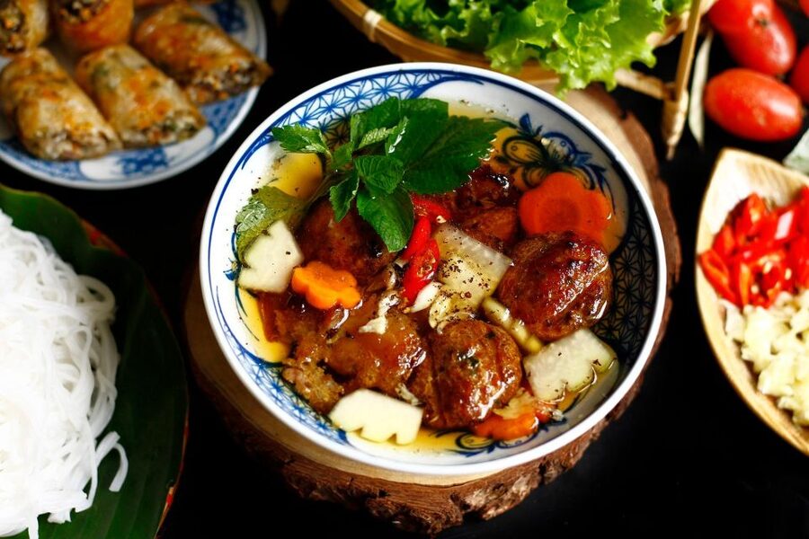 Hanoi: Walking Street Food Tour & Train Street w/Local Guide - Reaching the iconic Train Street