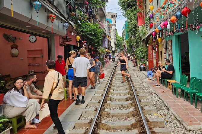 Hanoi Walking Street Food Tour with Train Street - Who should book this food and Train Street tour