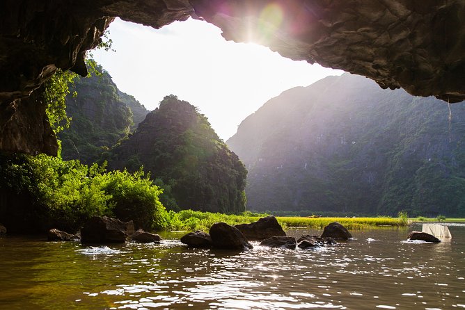 Hoa Lu - Mua Cave - Tam Coc/Trang An - DELUXE Small Group Tour - Vietnamese lunch between the major sights