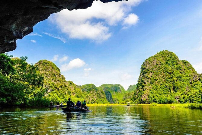 Hoa Lu - Tam Coc boat Trip and Mua Cave - The morning road from Hanoi to Hoa Lu