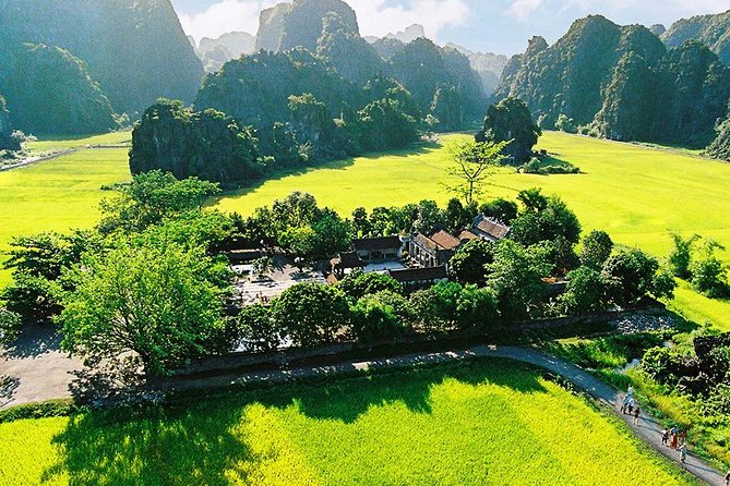 Hoa Lu Tam Coc Full Day Tour: Small Group Tour & Buffet Lunch - The Tam Coc sampan ride