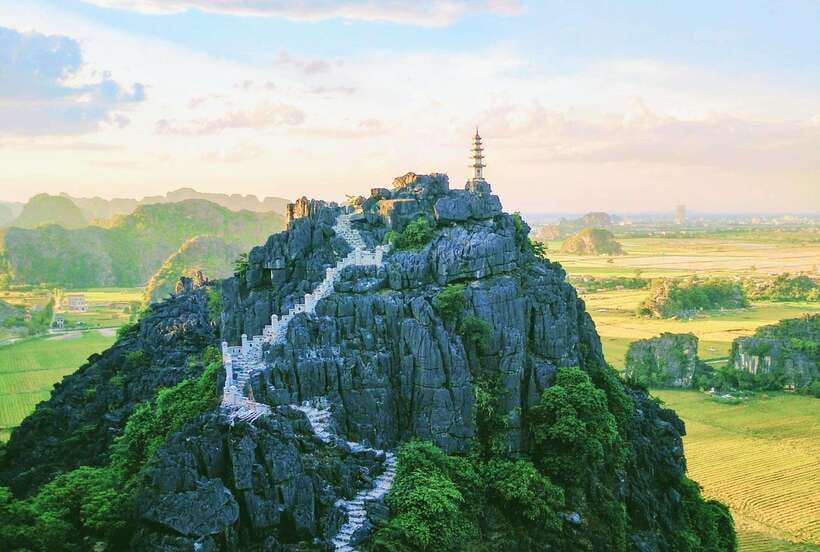 Hoa Lu, Tam Coc, & Mua Cave Day Trip with Lunch & Limousine - Mua Cave and the 500 steps to Ngoa Long Mountain