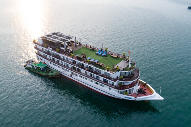 La Regina 3 days tour - Visiting Ha Long Bay & Lan Ha Bay - The final morning returns through Ha Long Bay