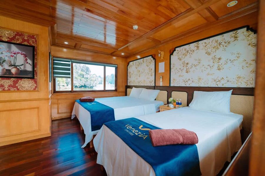 Lan Ha Bay boutique cruises with small group - Lunch among Cat Bas limestone islets