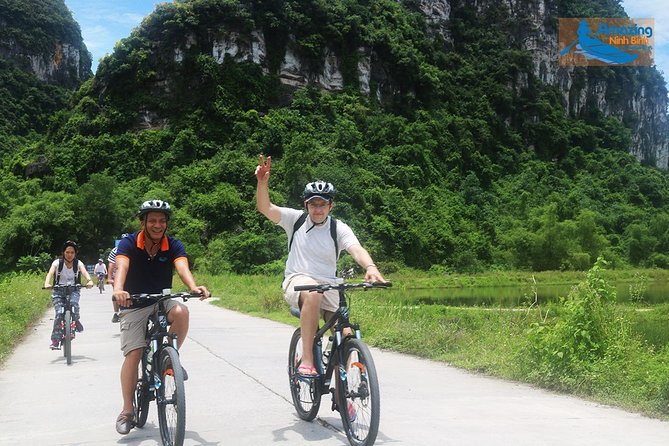 Mua Cave - Tam Coc - Bich Dong Day tour with transfer, local family & bike - Floating through Tam Coc on the Ngo Dong River