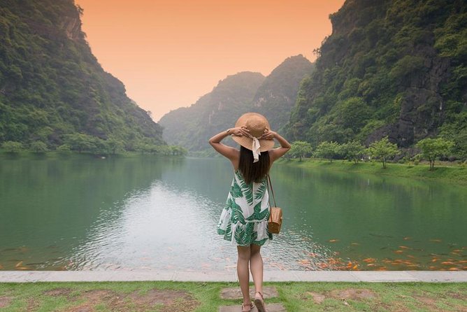 Ninh Binh Daily Tour: Hoa Lu- Am Tien Cave - Tam Coc- Bike - Bich Dong pagoda - Tam Coc by sampan on the Ngo Dong River