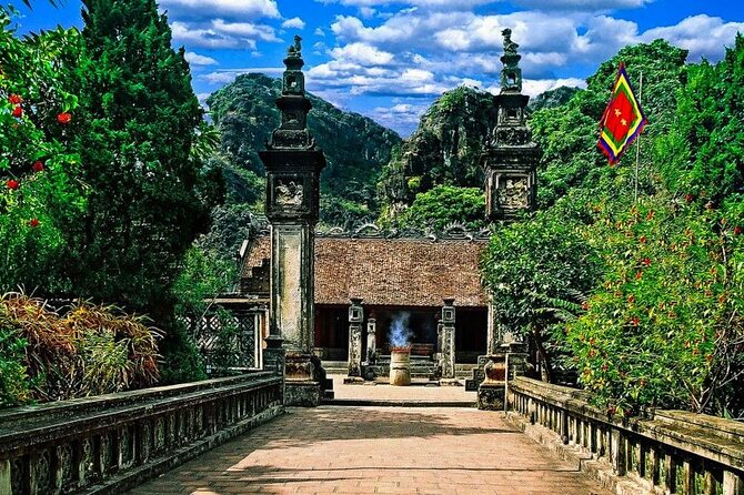 Ninh Binh Day Tour To Visit Hoa Lu -Tam Coc/ Trang An - Mua Cave - Cycling through the village before lunch