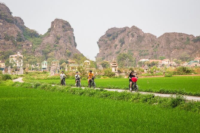 Ninh Binh E-Bike Tour -Secret Landscapes Tam Coc Countryside plus - Starting near Văn Lâm and getting set up