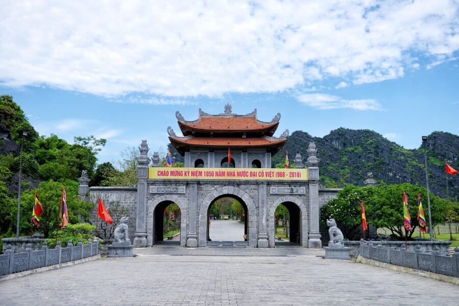 Ninh Binh: Hoa Lu, Mua Cave, and Trang An Tour and Boat Ride - A Vietnamese buffet before the boat trip