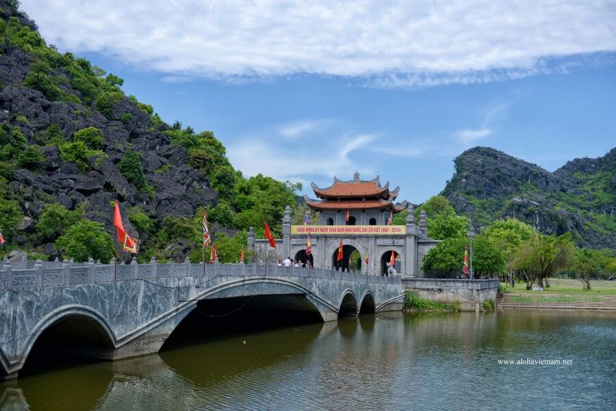 Ninh Binh: Hoa Lu, Mua Cave, and Trang An Tour and Boat Ride - Trang An by sampan for nearly three hours
