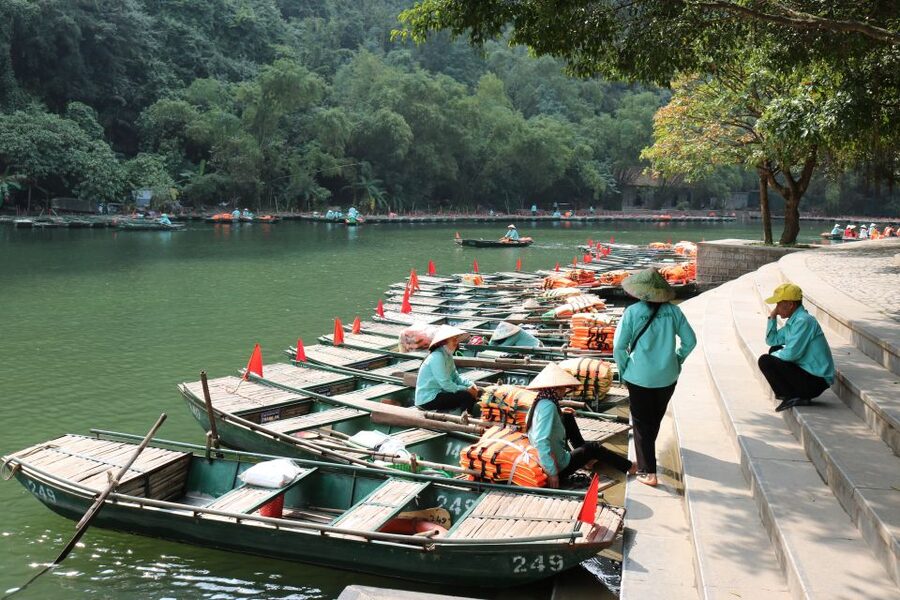 Ninh Binh: Hoa Lu, Trang An and Mua Caves Hiking Day Trip - Trang An by bamboo boat, the day’s scenic centerpiece