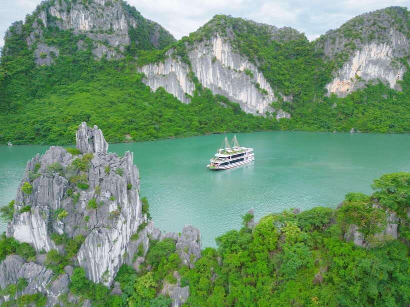 Ninh Binh: Luxury Day Cruise to Stunning Ha Long Bay + Lunch - Six hours among Ha Long Bay’s limestone islets