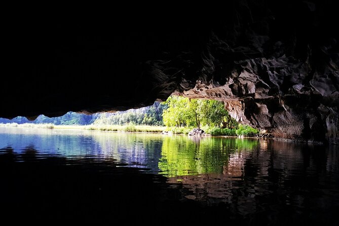 Ninh Binh Luxury Day Tour by Limousine- Small Group- All included - Tam Coc by sampan, the day’s signature scene