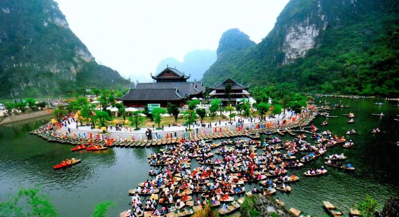 Ninh Binh: Mua Cave Hike, Trang An Boat & Village Bike Tour - A home-cooked lunch with a Vietnamese family