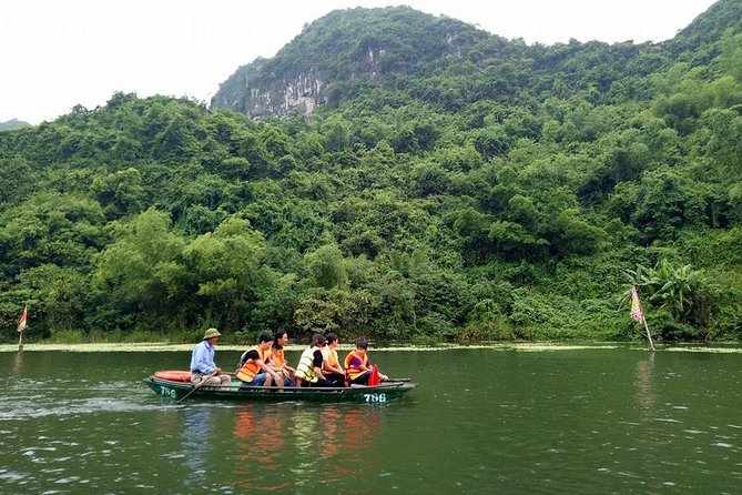 Ninh Binh Tour Hoa Lu Tam Coc Full Day: Biking,Boating,Tickets,Lunch, Limousine - Hoa Lu and the temples of two early dynasties