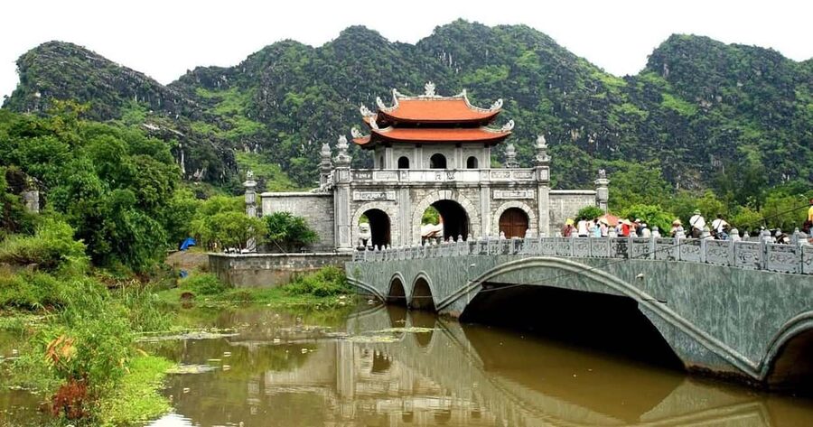 Ninh Binh: Trang An Boat Ride, Hoa Lu & Mua Cave Sunset - Trang An by sampan, the calm center of the day
