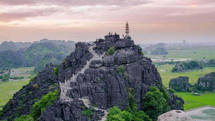 Ninh Binh: Trang An Boat Ride, Hoa Lu & Mua Cave Sunset - Climbing Mua Cave to Ngoa Long Peak