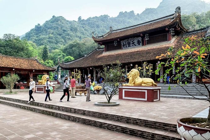 Perfume Pagoda Day Tour from Hanoi - How the guides affect the day