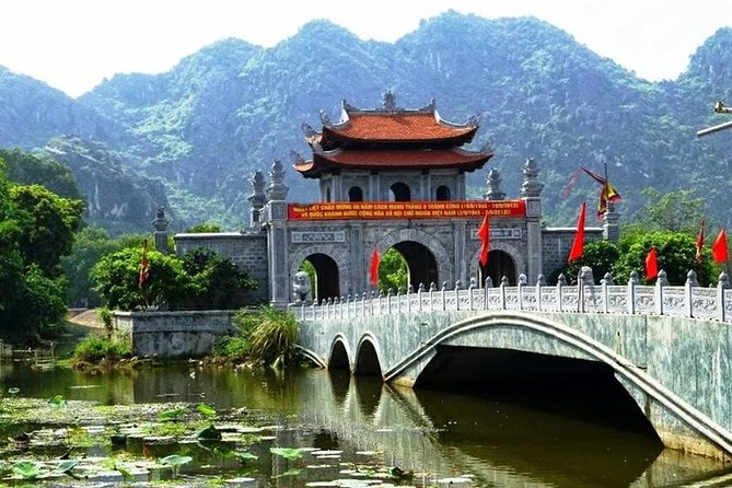 Premium Hoa lu - Trang An - Mua Cave with Buffet Lunch from Hanoi - The road south and the first break