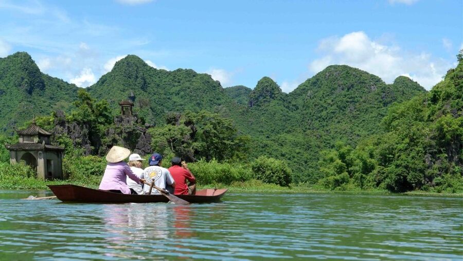 Private Car/Bus Renting Hanoi - Ninh Binh - Halong - Sapa... - Local lunch and a useful midday pause