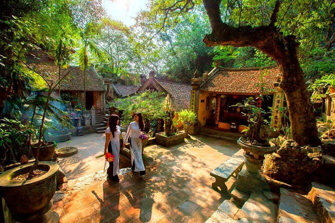 Private Full-Day Tour to Halong Bay from Hanoi - Luon Cave by kayak or bamboo boat