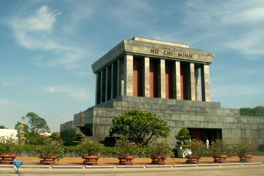 Private Hanoi City Tour: HoChiMinh Mausoleum & Water Puppet - What the private guide changes