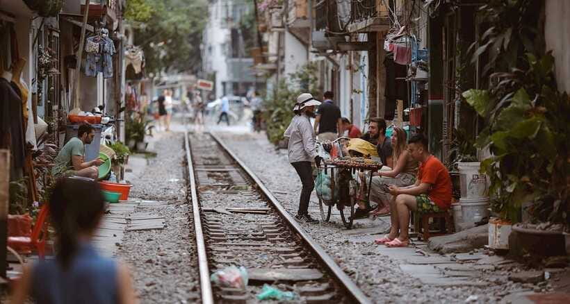 Private Hanoi Walking Tour with visit Train Street - What private guiding adds
