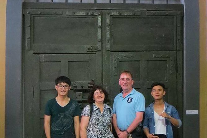 (Private) Hanoi War Sites Tour - Huu Tiep Lake and the B-52 display