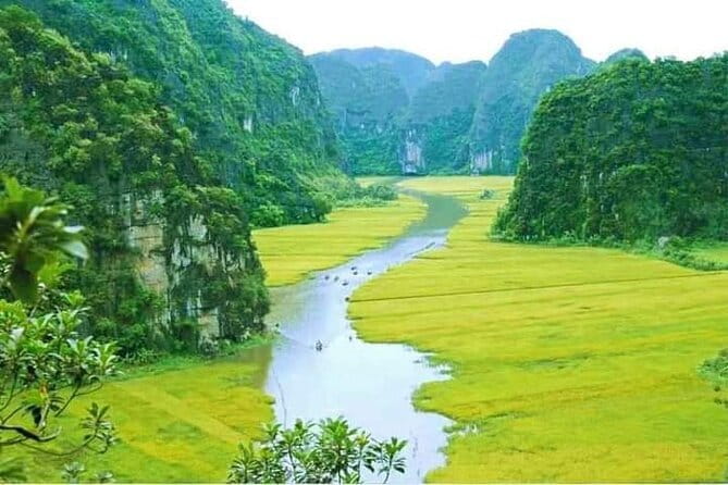 PRIVATE TOUR Ninh Binh One Day - Hoa lu- Tam Coc - Mua Cave - The morning ride from Hanoi to Ninh Binh