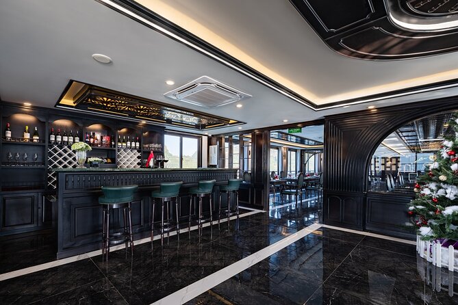 RITA CRUISE - LUXURY 5 STAR CRUISE in HALONG BAY from HANOI - Lunch, limestone scenery, and the move toward Lan Ha Bay
