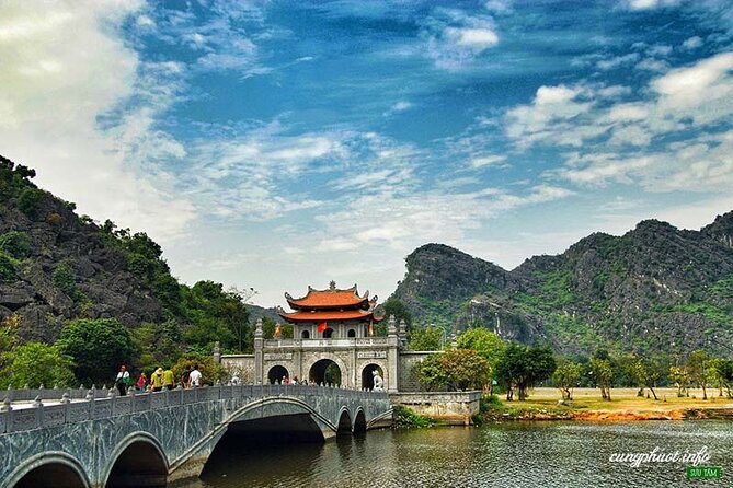 Roundtrip: HaNoi - NinhBinh - LanHa Bay on 5-Star Cruise 3days - Why the Ninh Binh overnight matters