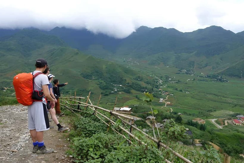 Sapa 1 Day Long Trek: Trek to Hau Thao and Sa Seng Villages - A family lunch with plenty on the table