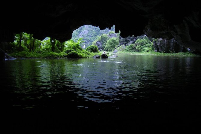 Tam Coc Ninh Binh - Hoa Lu - Deluxe Daily group Tour - Lunch before the Tam Coc boat ride