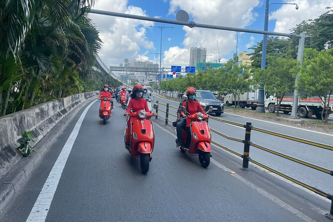 The insider's Hanoi + Train Street 4,5 Hours Female Ao Dai Riders - Crossing Long Bien Bridge