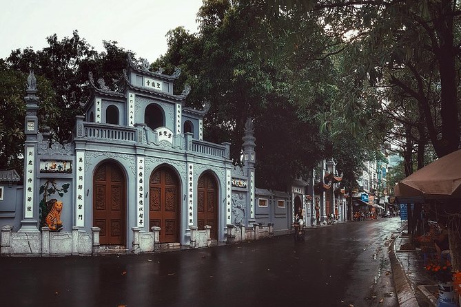 Tour Package Hanoi City - Halong Bay 2 Days 1 Night - Guides, communication, and group size